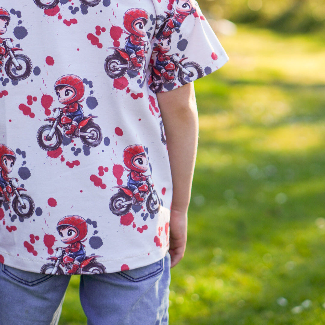 Kinderstoff Junge auf Motorrad rot und blau